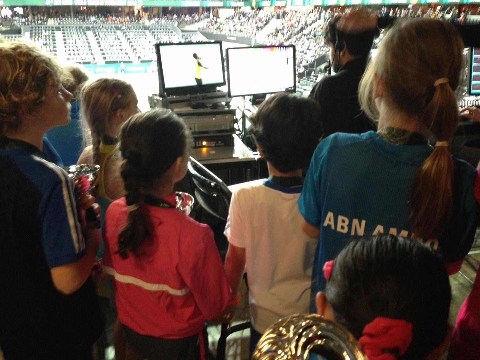 Academy spelers kijken achter de schermen mee bij de regie- en statistiekenposten van het ABN AMRO World Tennis Tournament