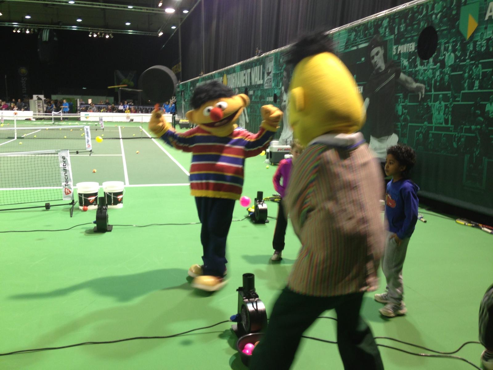 Kinderen spelen floater tennis terwijl Bert en Ernie meedoen op de baan in Ahoy