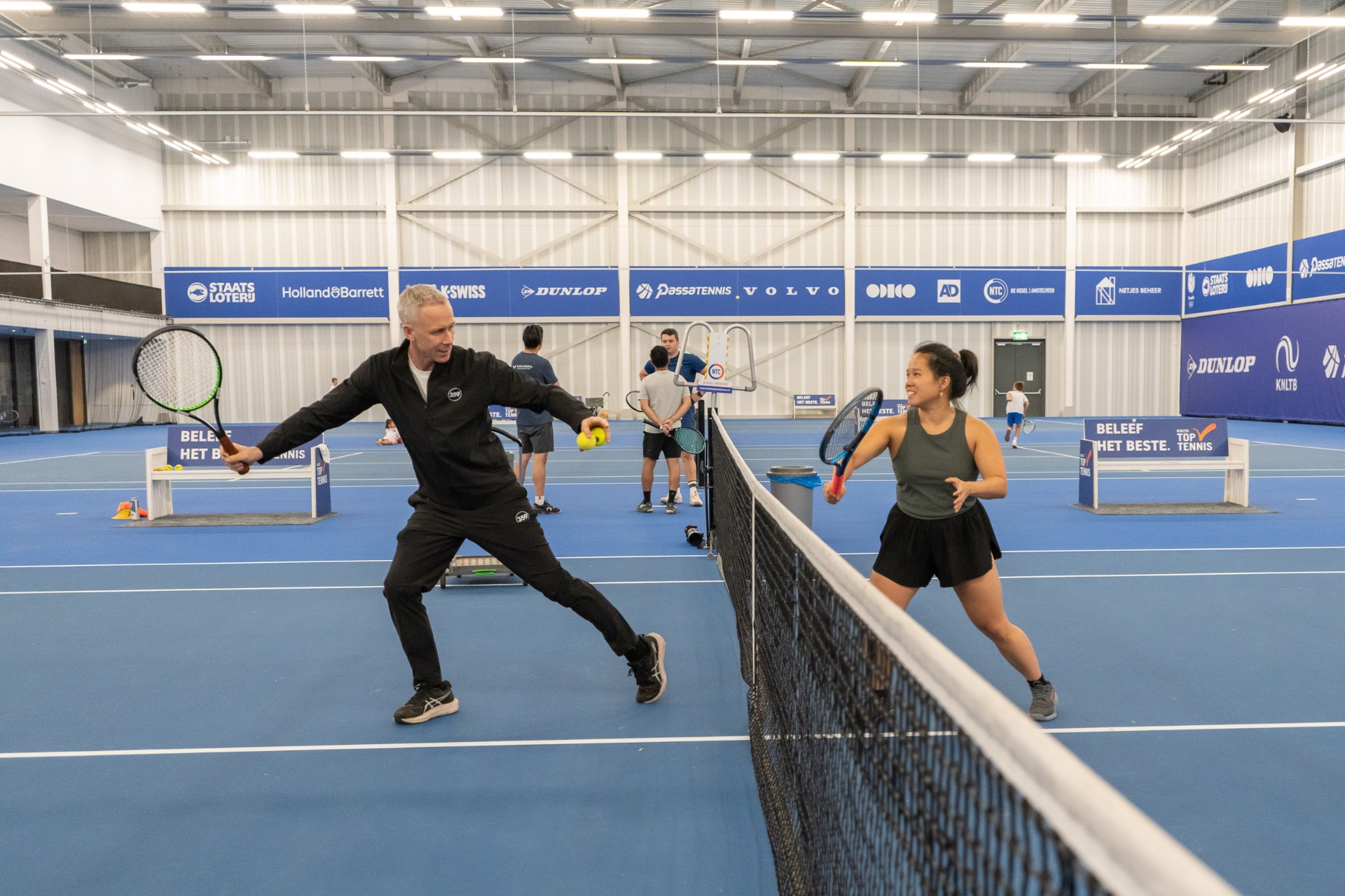 359-coach speelt een persoonlijke rally met een volwassen speler indoor op het NTC