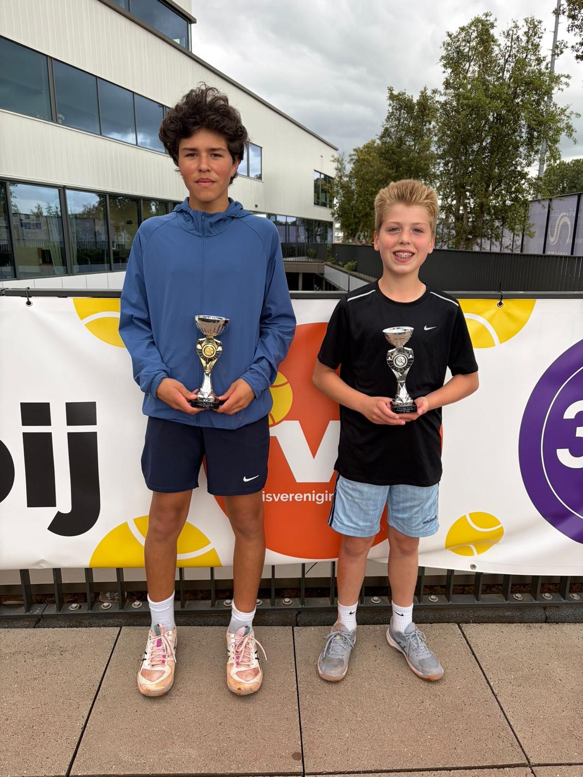 Tenniskids jongens met bekers voor 359 banner NTC Amstelveen 359.tennis