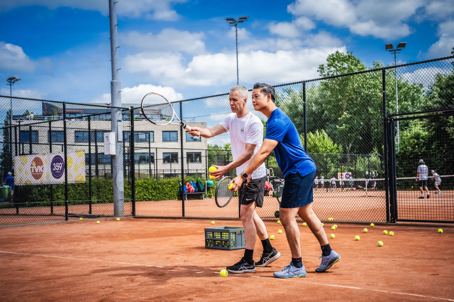 Coach begeleidt volwassen speler bij de opslag op gravelbaan TV De Kegel Amstelveen — 359.tennis