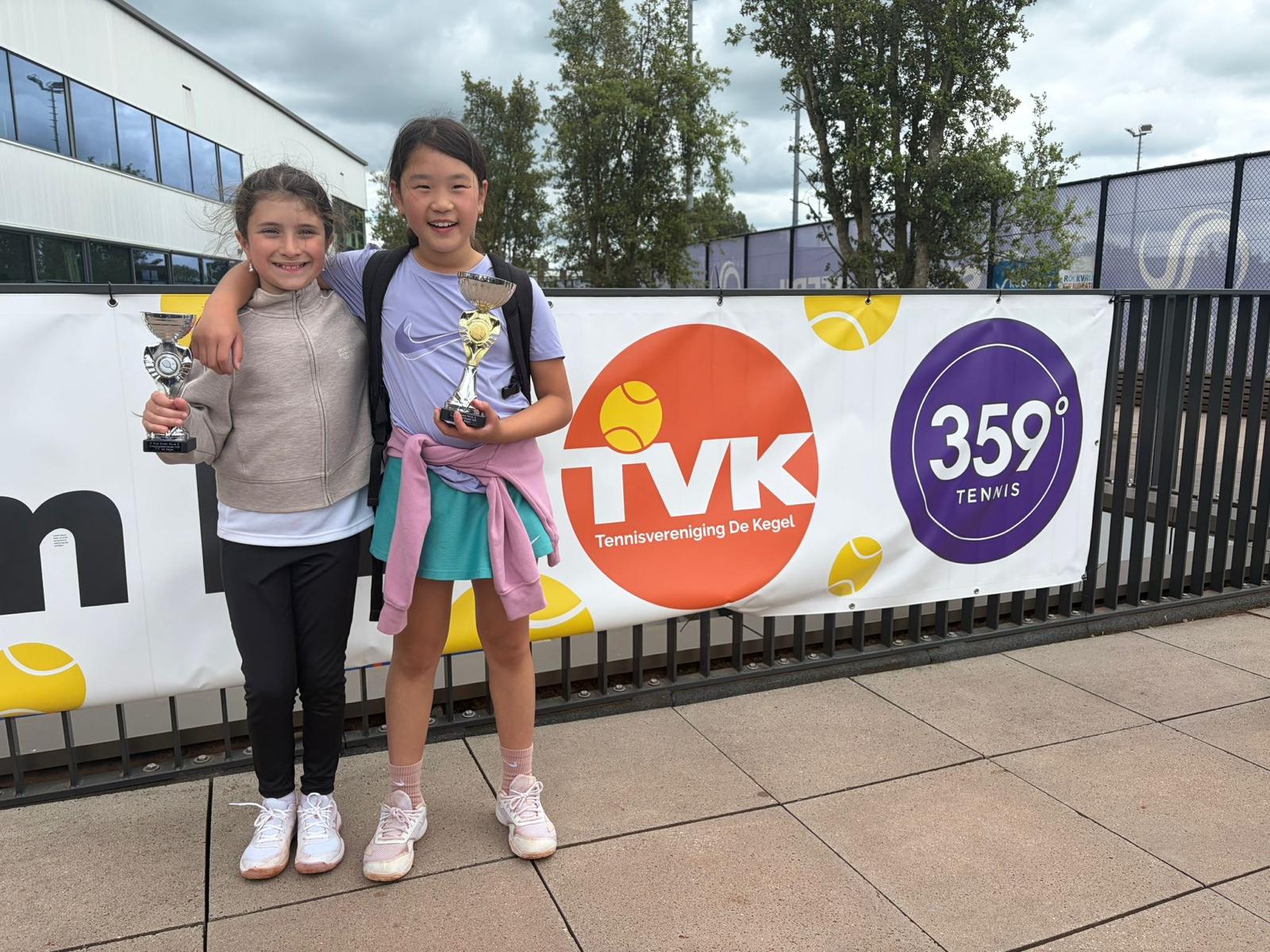 Tenniskids meisjes met bekers voor TVK 359 banner NTC Amstelveen 359.tennis