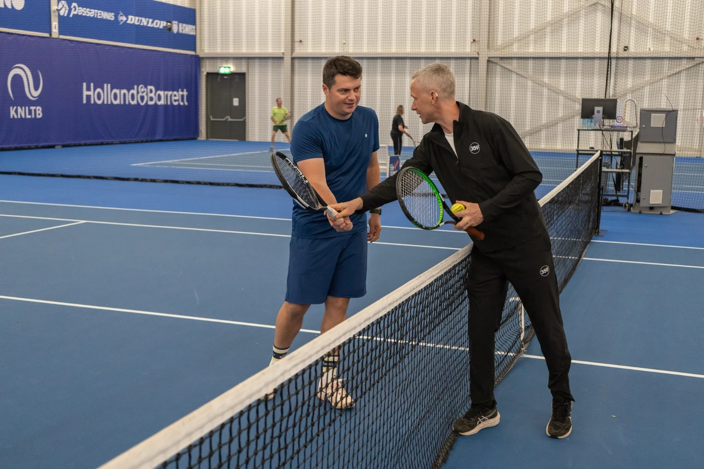 359-coach geeft technische uitleg aan een volwassen speler indoor op het NTC