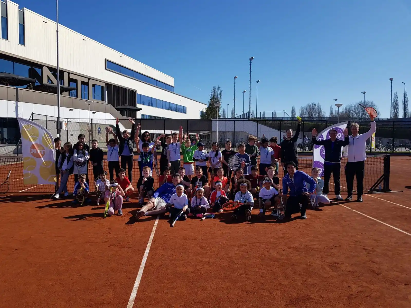 Tennisles junioren outdoor op gravelbaan NTC Amstelveen 359.tennis