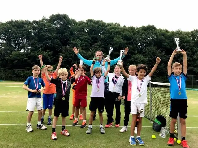 Kinderen met medailles en bekers na tennistoernooi 359.tennis Amstelveen
